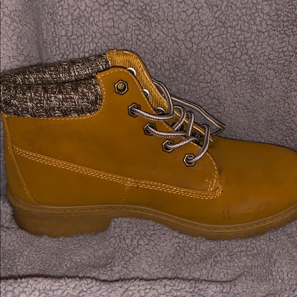 JUSTBE tan boots